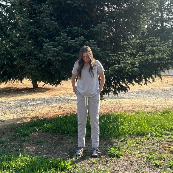 EUC small Figs scrub set - Picture 2 of 4